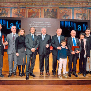 Presidente della Camera di Commercio di Perugia Sig. Giorgio Mencaroni assieme al presidente Union Camere Sig. Ferruccio Dardanello che conferiscono l'attestato al Sig. Splendorini Armando e altri